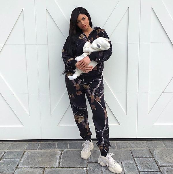 Kylie Jenner yakınlarda anne oldu, bu da kızı Stormi.