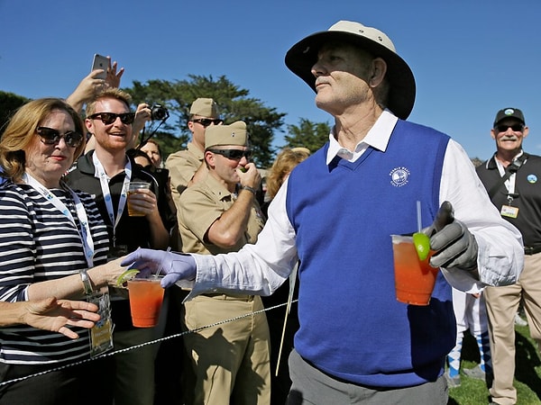 1. Он разыгрывал из себя бармена