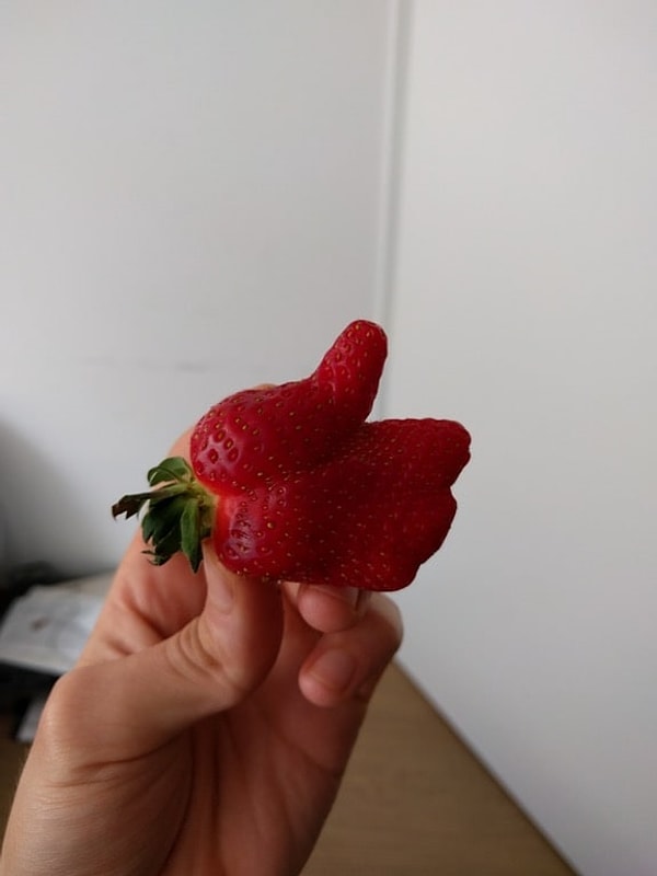 7. Эта клубника показывает, что у нее все хорошо!