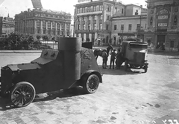 9. Оппозиционная по отношению к большевикам партия социал-революционеров была настроена решительно против Брест-Литовского мирного договора, который был подписан 3 марта 1918 года в Брест-Литовске между представителями Советской России и Центральными державами (Германией, Австро-Венгрией, Османской империей и Болгарским царством).