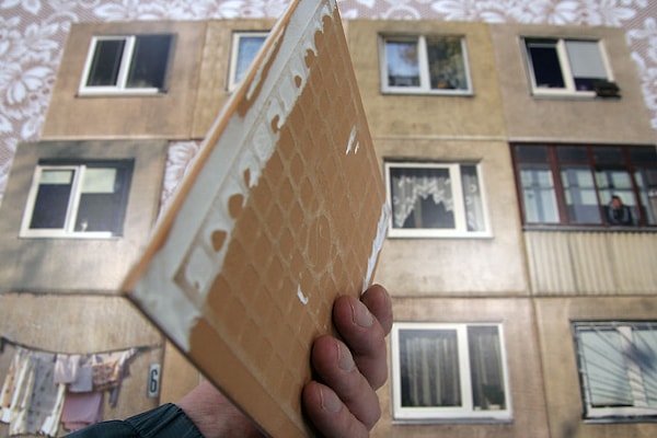 7. "Лестничные площадки, дворы и другие общественные места часто выглядят заброшенными."