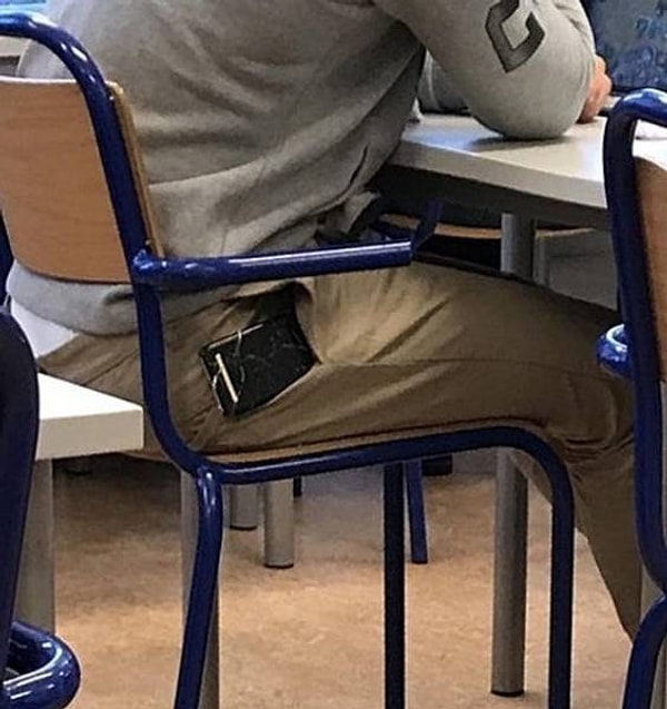 2. Судя по чехлу, жизнь ничему не научила этого парня