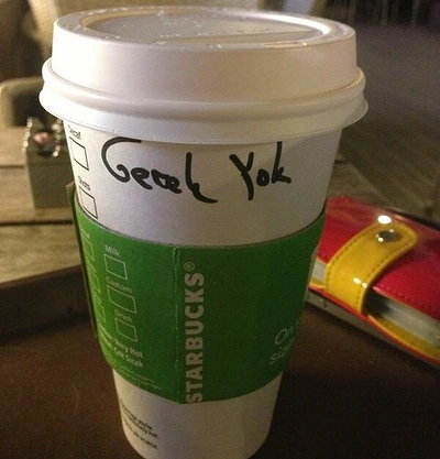 Üstünde isim yazılı Starbucks bardağı story'si.