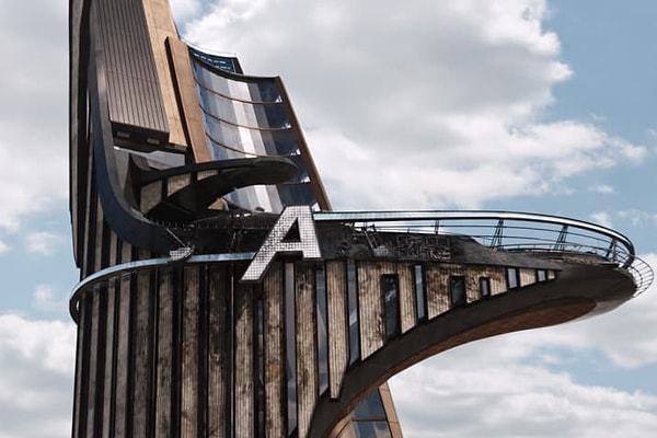 4. В первой части "Мстителей" на башне Stark были разрушены все буквы, кроме одной, которая позже стала символом команды супергероев