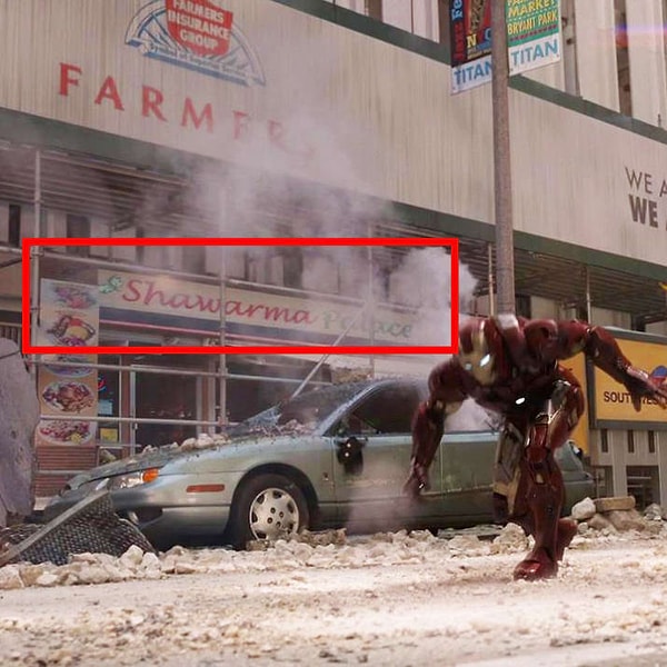 6. Во время сражения в первой части "Мстителей" позади Тони Старка можно заметить лавку с шавермой, именно там сидят герои в сцене после титров