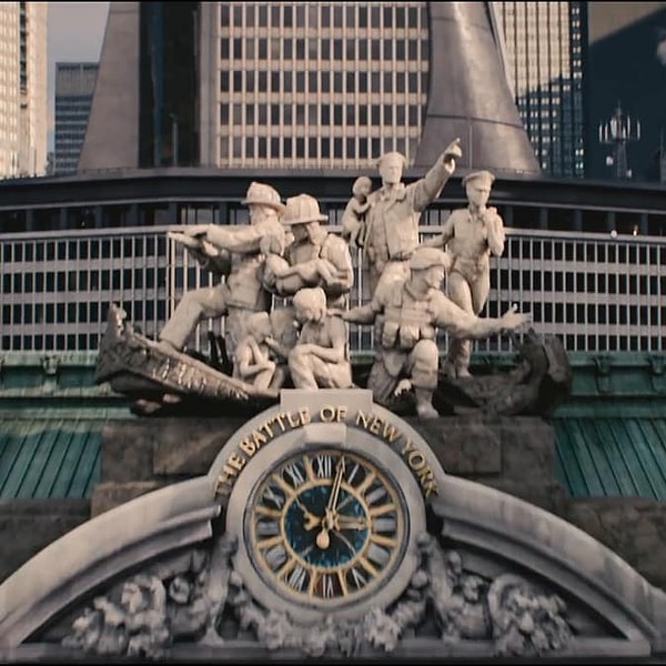 9. В "Эре Альтрона" якобы разрушенные в предыдущем фильме часы на вокзале обретают новый монумент, посвященный участникам битвы за Нью-Йорк