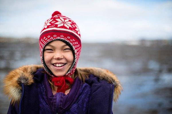 10. Kanada'nın en kuzey şehrinde yer alan kabile Inuitli bir kız