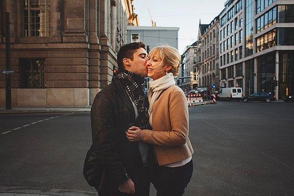17. Berlin'de bir çift nişanlarını kutluyor.