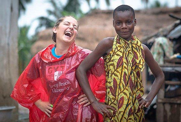 18. Gana'da genç kızlar Makarena dansı yapıyor.