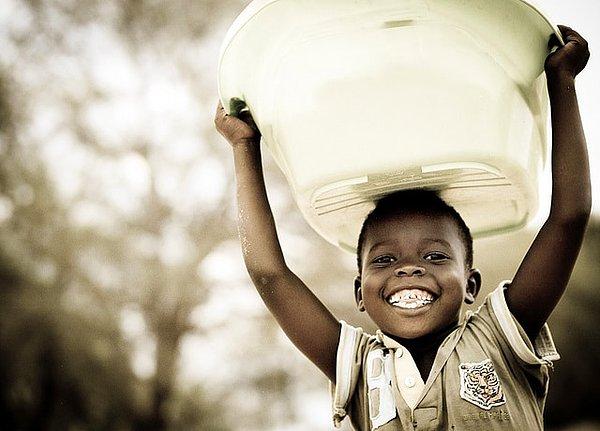 27. Malavi'de köyüne su taşıyan bir kız
