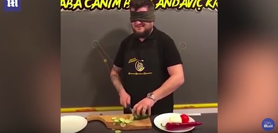 Как он это делает? Повар из Турции с завязанными глазами нарезает овощи с невероятной скоростью