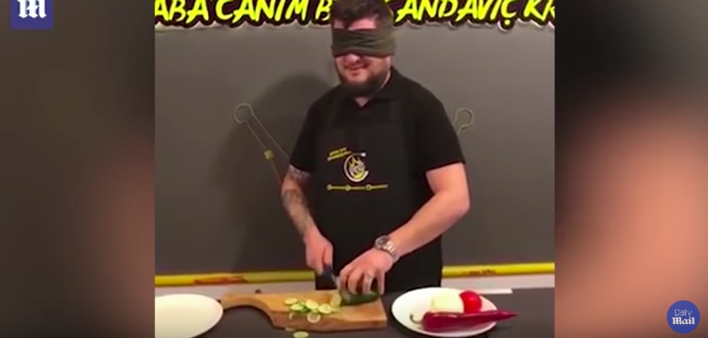 Как он это делает? Повар из Турции с завязанными глазами нарезает овощи с невероятной скоростью