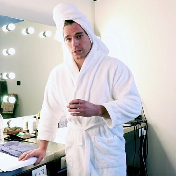 5. На видео он появляется в белоснежном махровом халате и просит подписчиков не пугаться