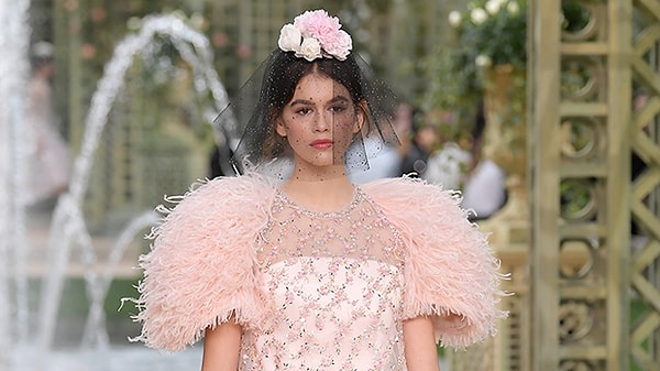 В отличие от Пресли, Кайя, которая была моделью с десятилетнего возраста, гораздо больше знакома с подиумом. Впервые в этом году она дефилировала на Неделе моды и покорила практически всех модных дизайнеров.