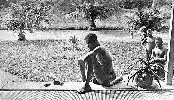 8. Kongo'da kızına ait el ve ayağa bakan baba