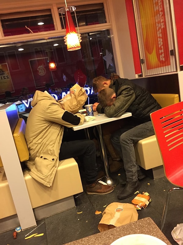 1. Настоящая дружба — это пойти всем вместе ночью в Burger King только потому, что один из вас слишком много выпил и захотел поесть, чтобы хоть как-то протрезветь
