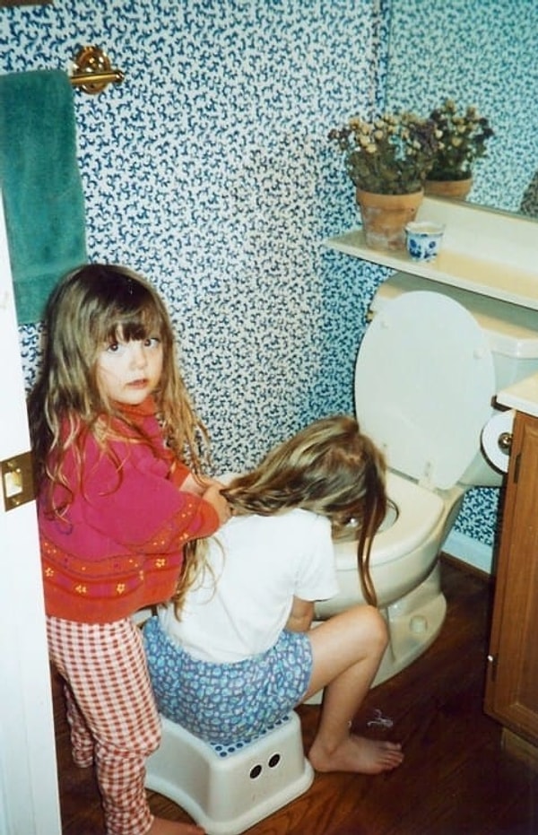 8. Настоящая дружба — это держать ее волосы после тяжелой ночи 😂