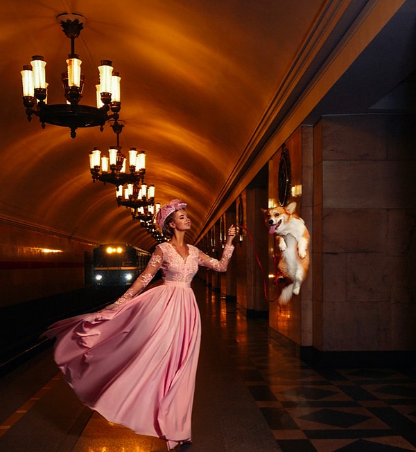 2. Это питерский фэшн-блогер Яна Посадская. Во время перемещения на метро она любит читать Чехова, в данный момент девушка читает "Даму с собачкой".