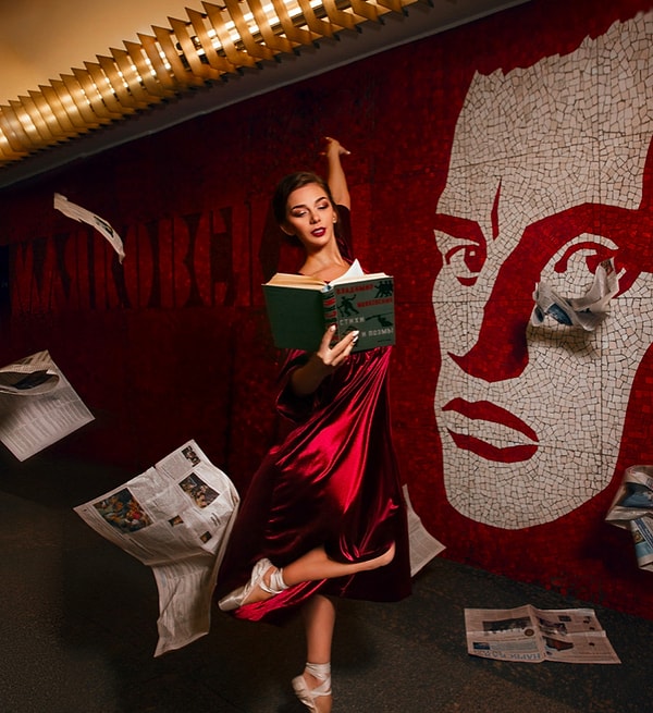 5. Это тревел-блогер Валерия Соколова. Она пишет о транспорте и считает метро Санкт-Петербурга самым красивым в мире. "Маяковская" - любимая станция девушки.