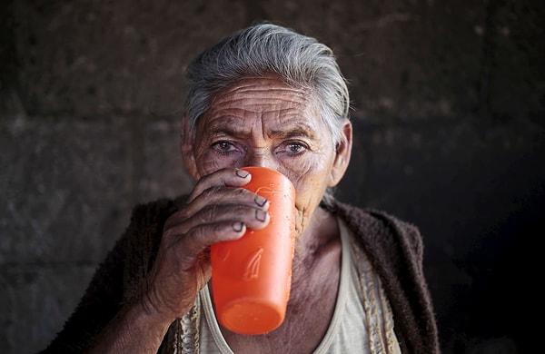 6. Nikaragua'da bir kadın su içiyor. Dünya üzerinde 650 milyon kişinin temiz içme suyuna erişimi yok.