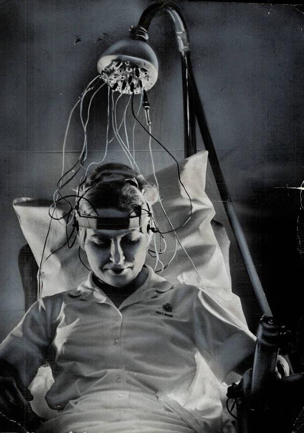 15. Toronto'daki bir akıl hastanesindeki ekipmanla poz veren hemşire, 1964.