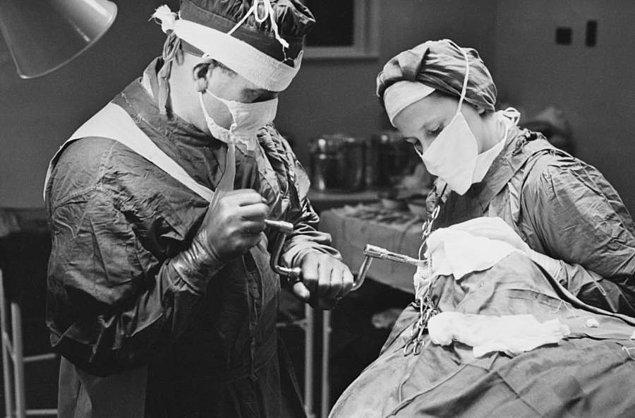 20. Lobotomi için kafatası delinen bir hasta, 1946.