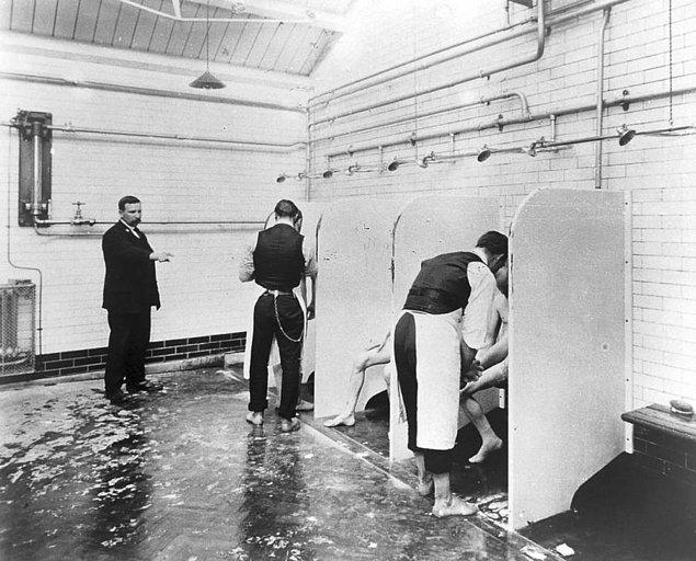29. Hastalar yıkanırken, Epsom, İngiltere, 1930 civarı.