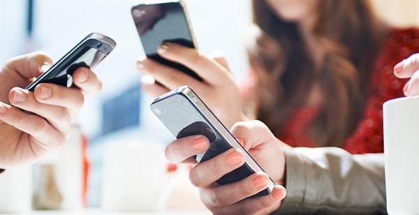 1. Какой вид волн используется для передачи сигнала между мобильными телефонами?