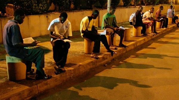 1. Gine'nin başkenti Konakri'de, fakir öğrenciler ders çalışmak için hava alanının otoparkını kullanıyorlar. Çünkü burası şehir ışıklarının hiç sönmediği nadir yerlerden birisi.