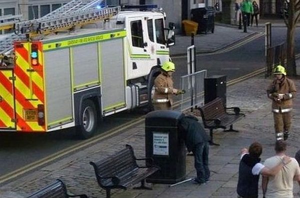 1. Парень застрял головой в урне. Пришлось дожидаться спасателей