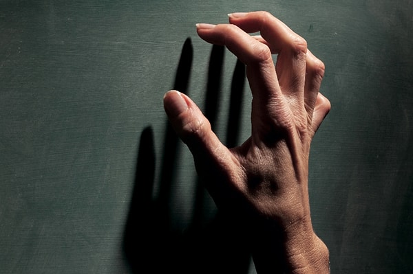 2. Звук скрежета ногтей по деревянной поверхности: