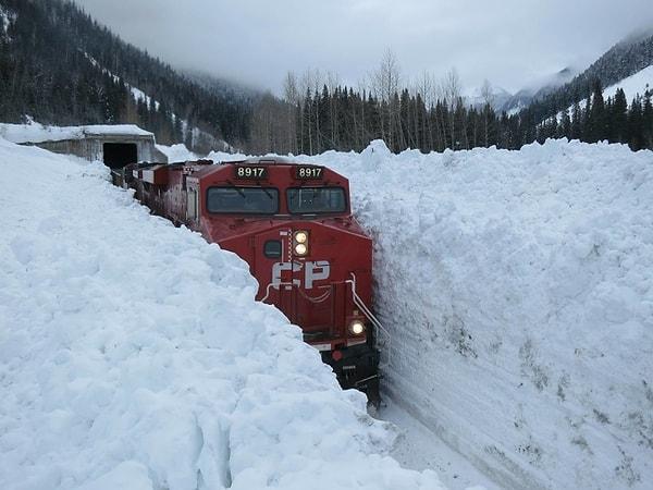 11. Kanada treni ise kendini fazlasıyla sıkışık bir durumda buldu.