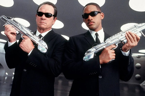 6. В каком фильме Уилл Смит и Томми Ли Джонс сыграли секретных агентов?