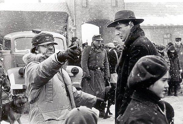 8. “Schindler'in Listesi” filminin yönetmeni Steven Spielberg, kendisine verilen ücreti kabul etmemiş ve filmden elde ettiği tüm kazancı Yahudi organizasyonlarına bağışlamıştır.