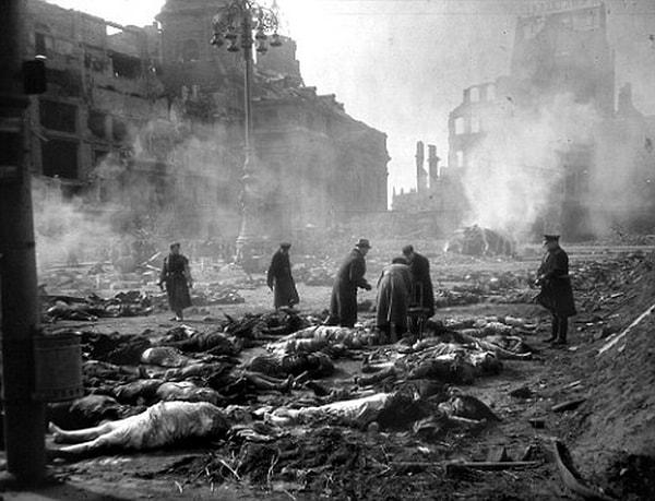 Askeri hiçbir önem taşımayan Dresden halkı bombalama sonrası 900 dereceye ulaşan şehirde alevler içerisinde can verdi.