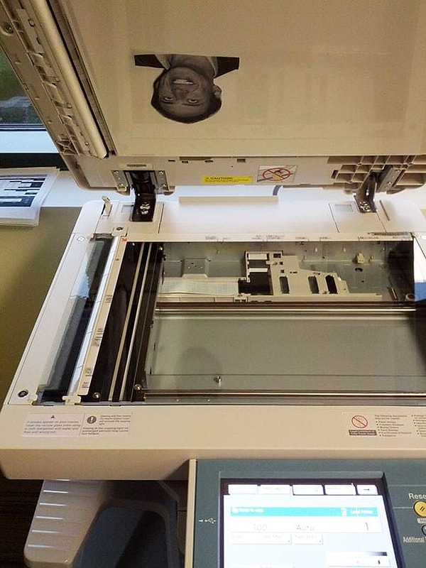 6. Приклейте фото Шрека или Николаса Кейджа на крышку копировального аппарата
