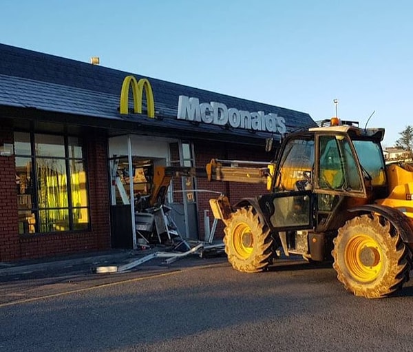 3. Тот момент, когда ты пытаешься забрать мусор через мак-драйв