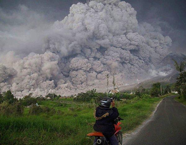 9. Endonezya'daki Sinabung Yanardağı patlamasından geriye kalan görüntü: