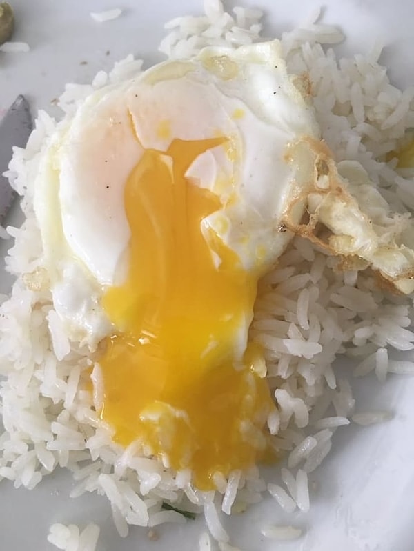 4. Желток вытекает на рис, а мы наслаждаемся!