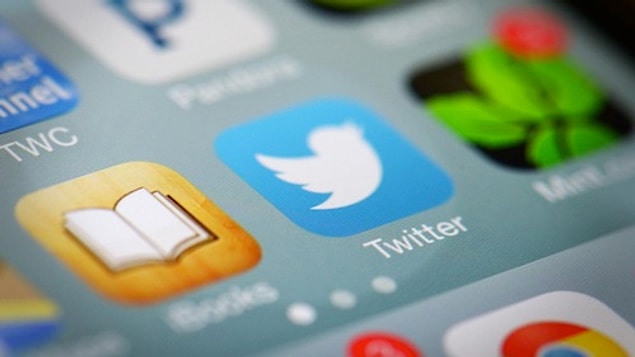 Twitter da Facebook ve Google gibi prosedürler uyguluyor fakat Twitter'da vefat ilanında bulunmak için askıya alınacak hesap sahibinin kimliği de isteniyor.
