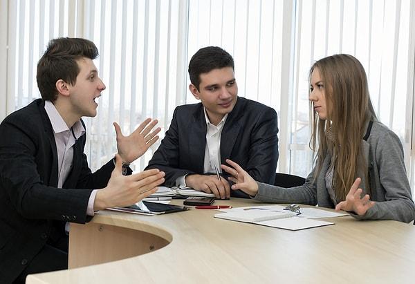 15. İş arkadaşınızla konuşurken bir başkası iş için o arkadaşınızın yanına geldiyse, konuşmayı kesin.