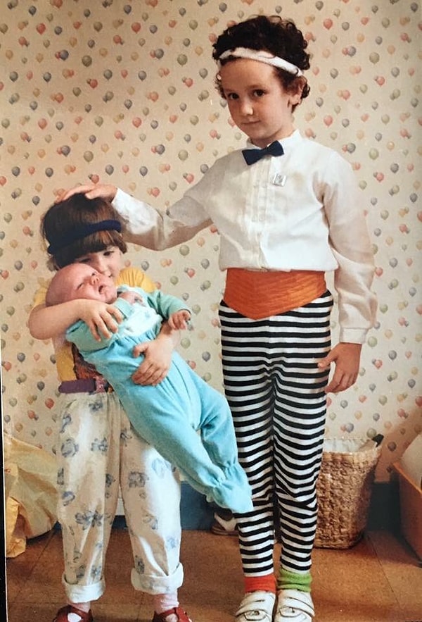 17. А на тех, которые есть, ваше сморщенное тельце держат ваши братья и сестры, наряженные в милые вещицы