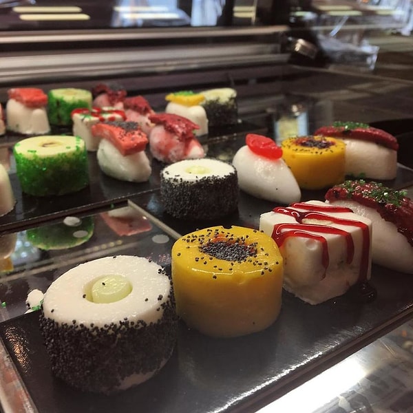 2. Сладкие суши со вкусами кокоса и манго