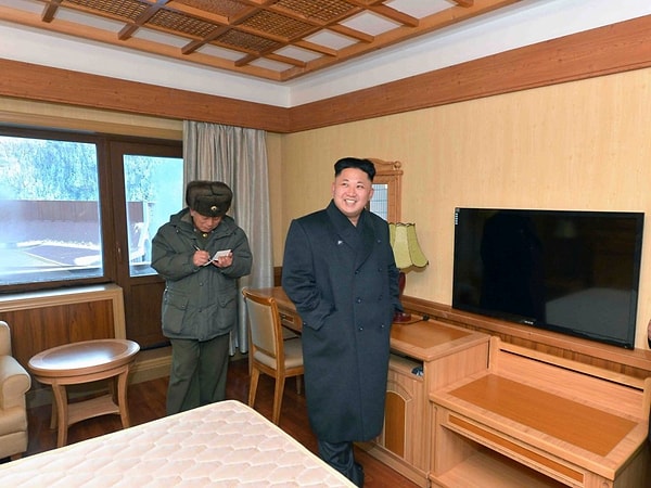 7. Ким неоднократно посещал курорт и сделал всего 144 «замечания» во время его строительства. Вот, например, как это происходит: