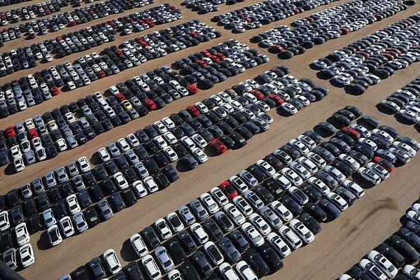 Volkswagen, bu araçları depolamak için Detroit'in banliyölerindeki futbol stadyumu ve California'da çölün ortasındaki arazi gibi yerlerde 37 tane otopark kurmak zorunda kaldı.