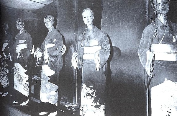 3. Это просто фото из японского универмага, а не то, что вы подумали...