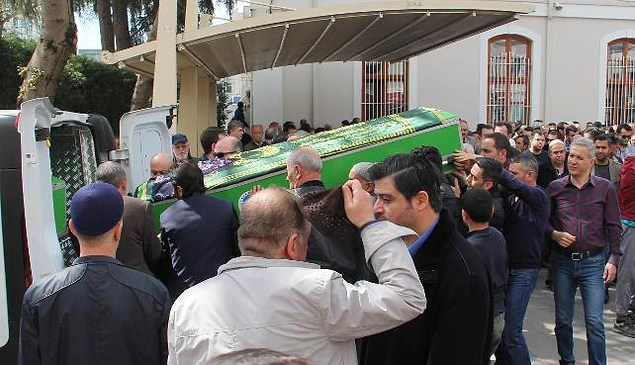 Sakarya Büyükşehir Belediyesi Mezarlıklar Müdürlüğü görevlileri aynı günün sabahında geldikleri hastanede, cenazeyi koyduklarını düşünerek araca boş tabutu yerleştirdi.