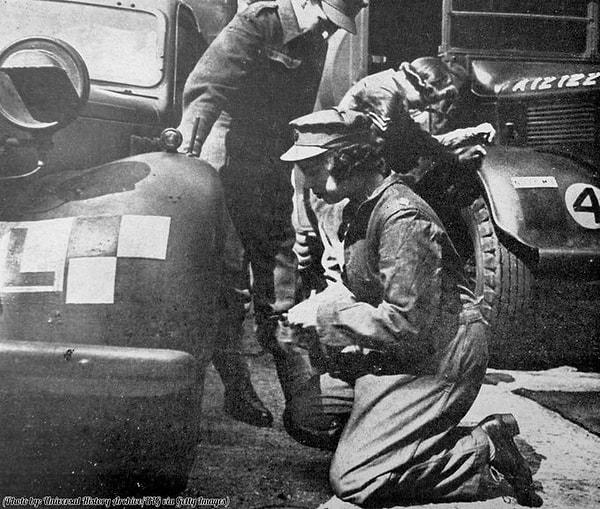 16. Günümüzde İngiltere Kraliçesi olan Prenses Elizabeth, savaş esnasında orduda teknisyen ve kamyon şoförü olarak görev yaparken - 1944