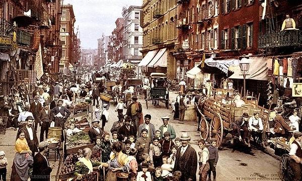 21. Her detayıyla muhteşem bir fotoğraf. 1900'de ABD'de bir İtalyan mahallesi. O devirde fotoğraf çekmek, sık rastlanan bir olay olmadığı için, neredeyse bütün sokak işini gücünü bırakmış ve poz vermiş.