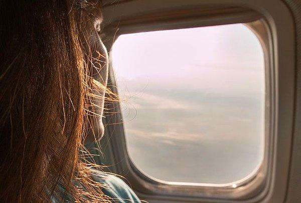 2014'te yapılan bir araştırma sonucuna göre ulaşımını uçakla sağlayan yolcuların %55'i cam kenarını tercih ederken %45'i koridor tarafında oturmayı tercih ediyordu.